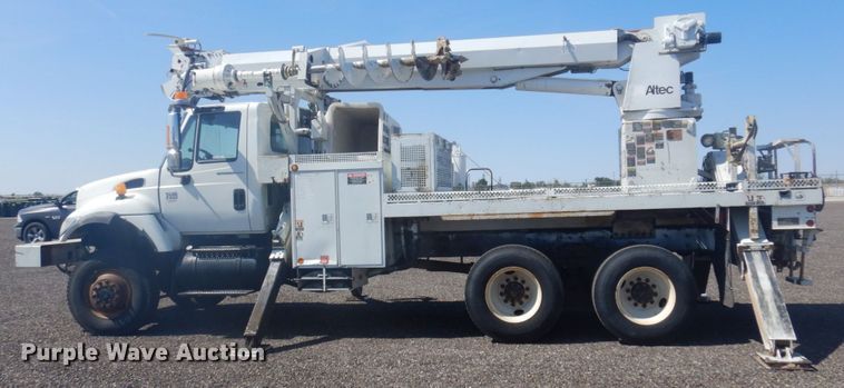 image for item JZ9841 2003 International 7400  digger derrick truck