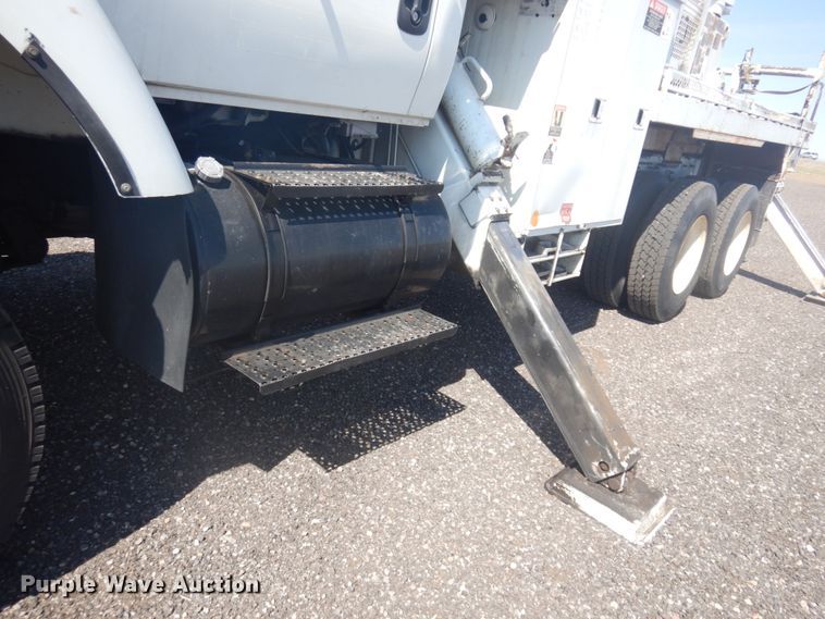 image for item JZ9841 2003 International 7400  digger derrick truck