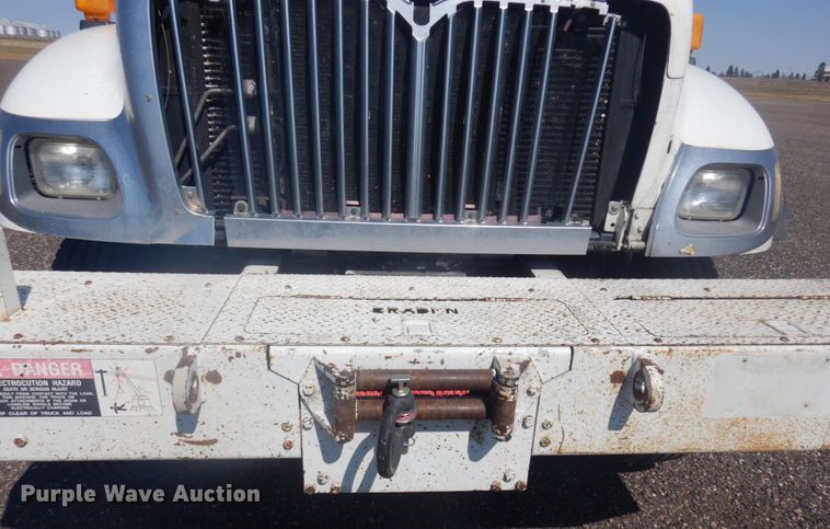 image for item JZ9841 2003 International 7400  digger derrick truck