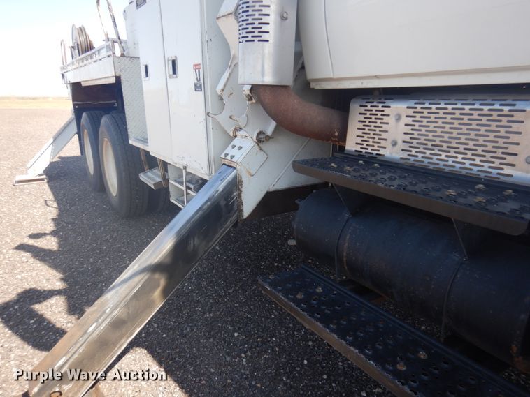 image for item JZ9841 2003 International 7400  digger derrick truck