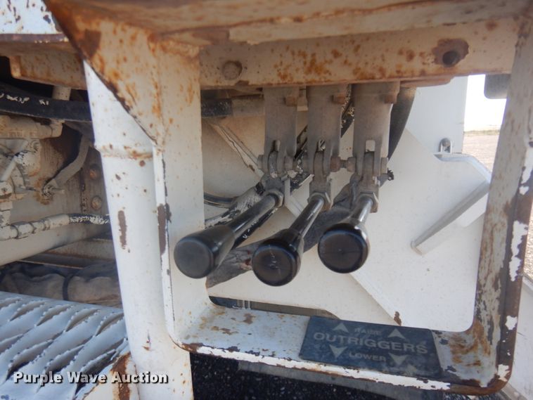 image for item JZ9841 2003 International 7400  digger derrick truck