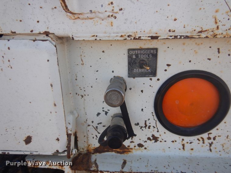 image for item JZ9841 2003 International 7400  digger derrick truck