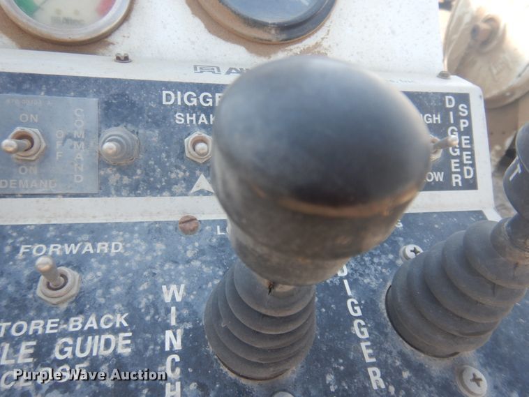 image for item JZ9841 2003 International 7400  digger derrick truck