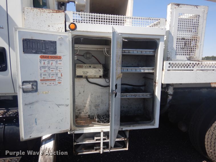 image for item JZ9841 2003 International 7400  digger derrick truck