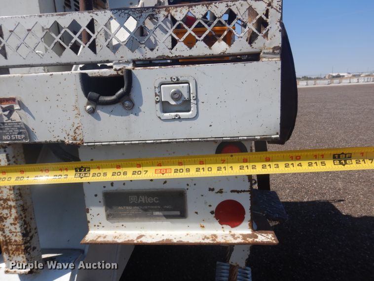 image for item JZ9841 2003 International 7400  digger derrick truck