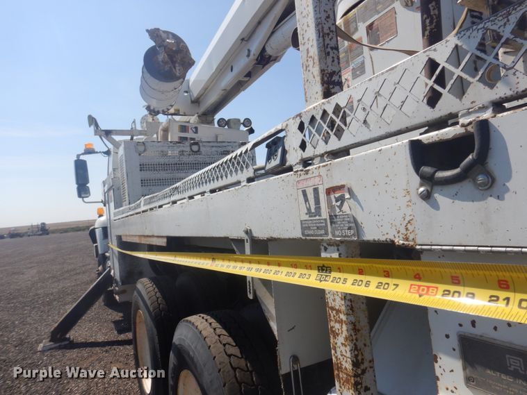 image for item JZ9841 2003 International 7400  digger derrick truck