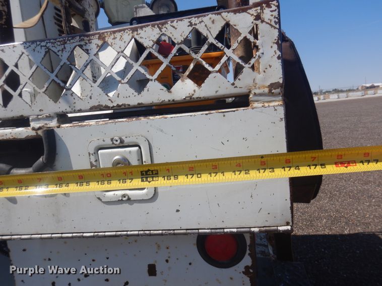 image for item JZ9841 2003 International 7400  digger derrick truck