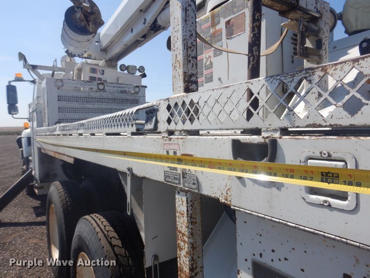 image for item JZ9841 2003 International 7400  digger derrick truck