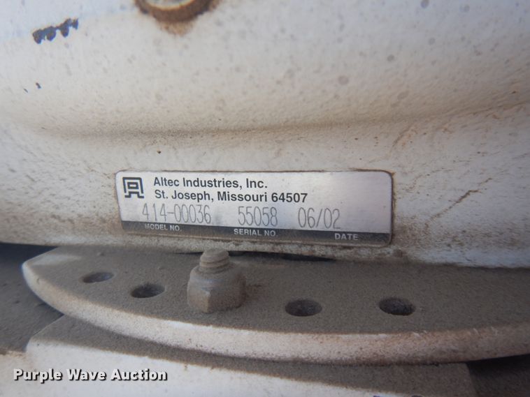 image for item JZ9841 2003 International 7400  digger derrick truck