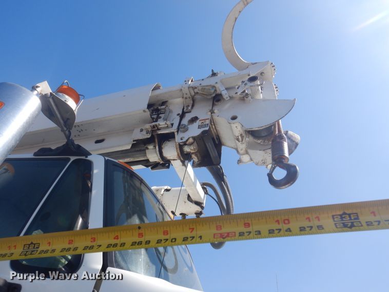 image for item JZ9841 2003 International 7400  digger derrick truck