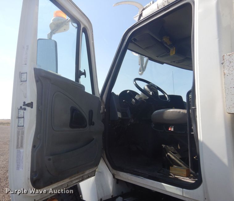 image for item JZ9841 2003 International 7400  digger derrick truck