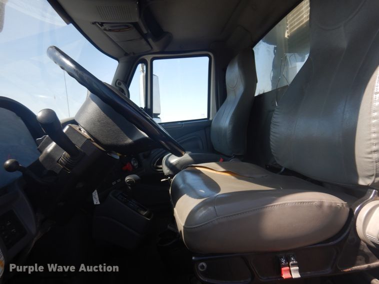 image for item JZ9841 2003 International 7400  digger derrick truck