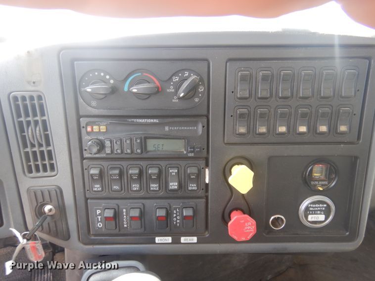 image for item JZ9841 2003 International 7400  digger derrick truck