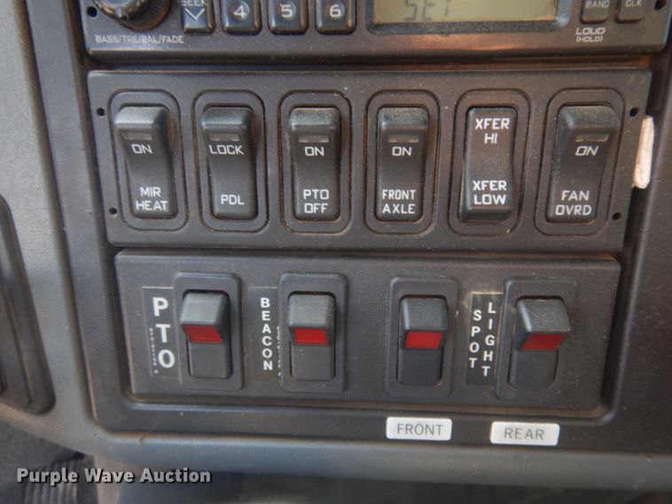 image for item JZ9841 2003 International 7400  digger derrick truck