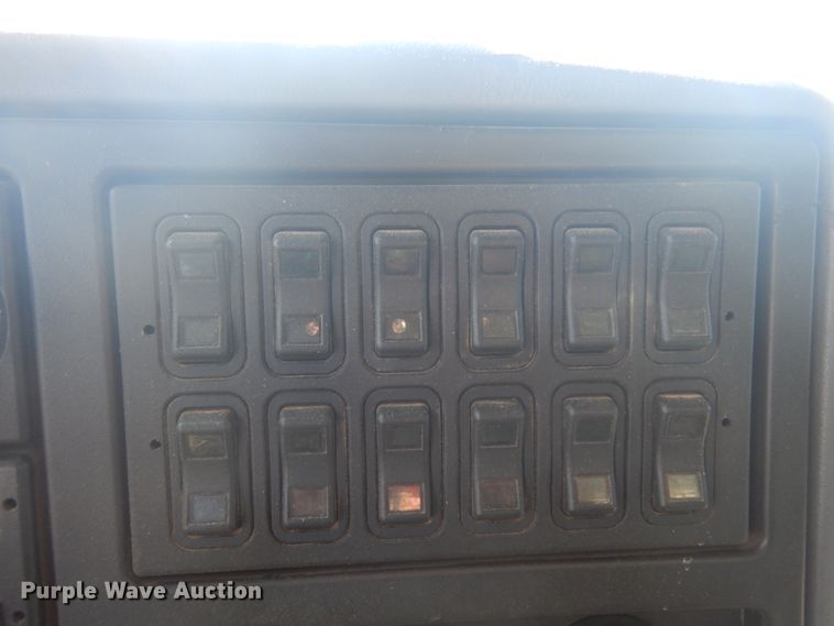 image for item JZ9841 2003 International 7400  digger derrick truck