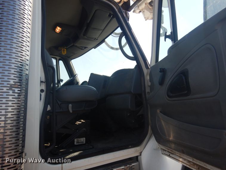 image for item JZ9841 2003 International 7400  digger derrick truck