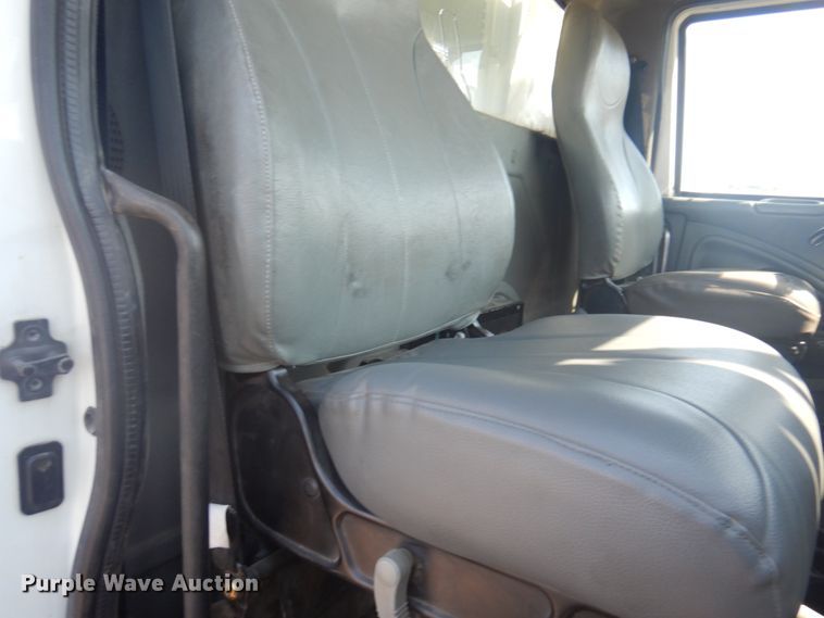 image for item JZ9841 2003 International 7400  digger derrick truck