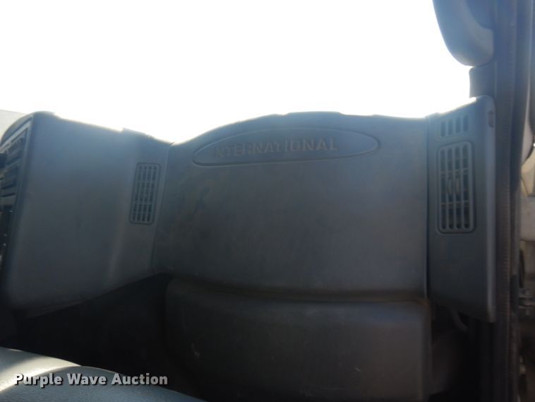 image for item JZ9841 2003 International 7400  digger derrick truck