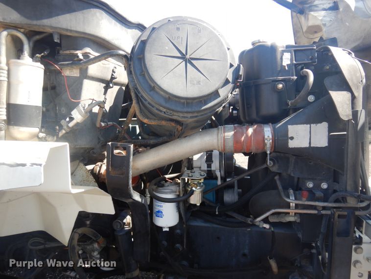 image for item JZ9841 2003 International 7400  digger derrick truck