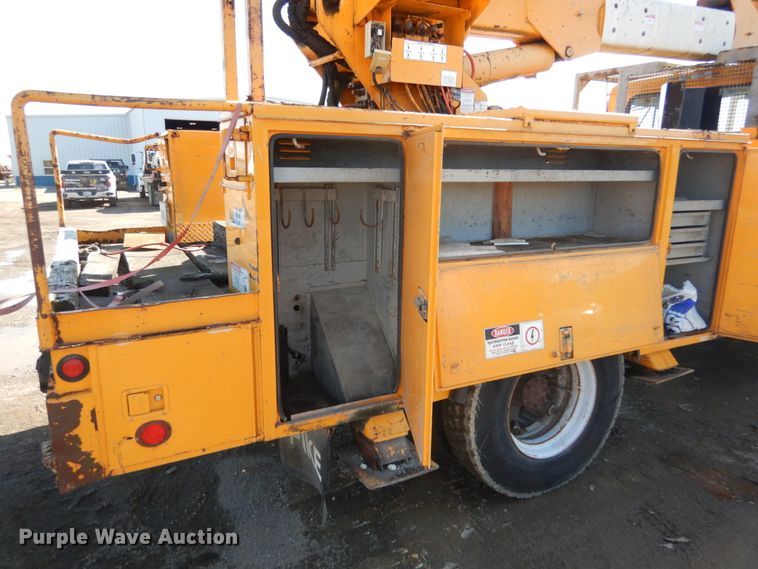 image for item KI9464 1997 International 4900  bucket truck