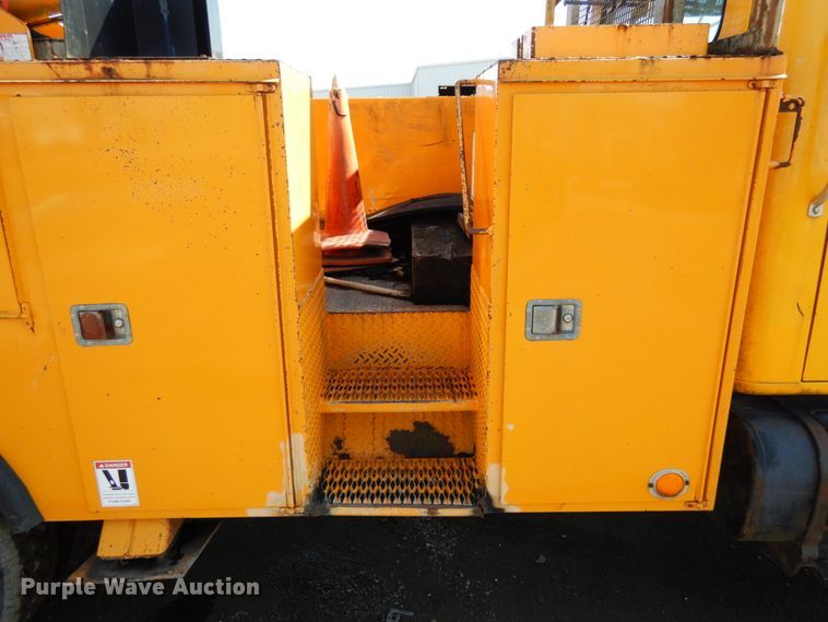 image for item KI9464 1997 International 4900  bucket truck