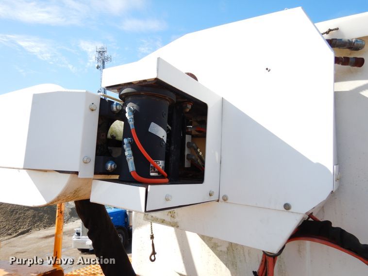 image for item KI9464 1997 International 4900  bucket truck