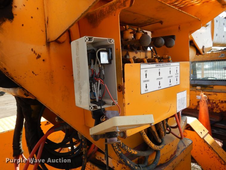 image for item KI9464 1997 International 4900  bucket truck