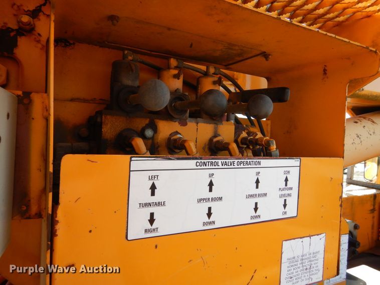 image for item KI9464 1997 International 4900  bucket truck