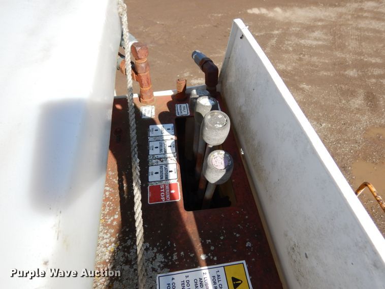 image for item KI9464 1997 International 4900  bucket truck