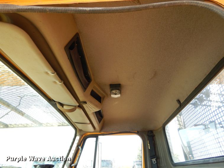 image for item KI9464 1997 International 4900  bucket truck