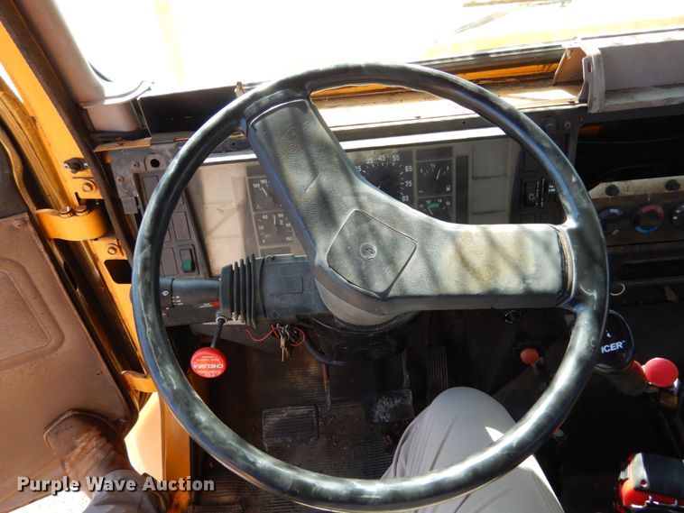 image for item KI9464 1997 International 4900  bucket truck