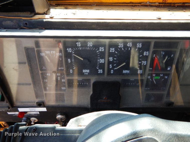 image for item KI9464 1997 International 4900  bucket truck