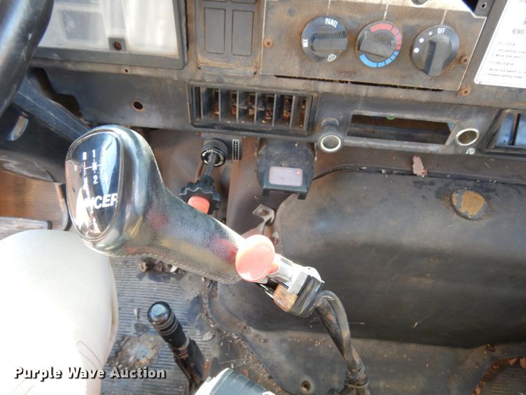 image for item KI9464 1997 International 4900  bucket truck