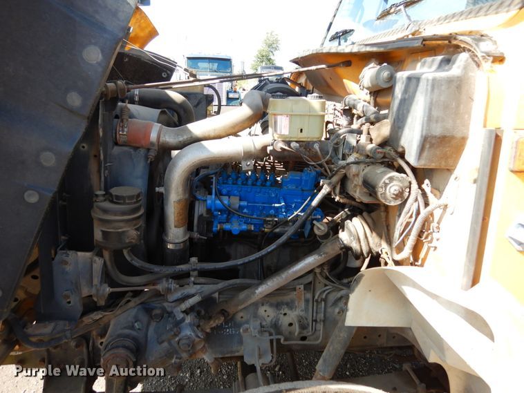 image for item KI9464 1997 International 4900  bucket truck