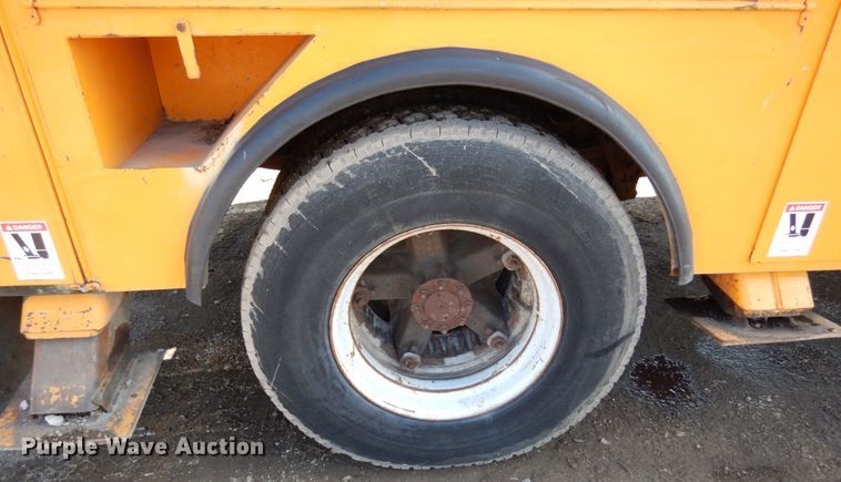 image for item KI9464 1997 International 4900  bucket truck