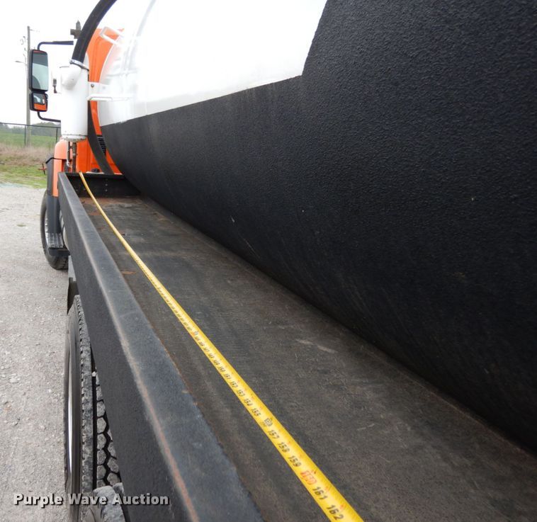 image for item KI9473 2012 International 7400  vacuum truck