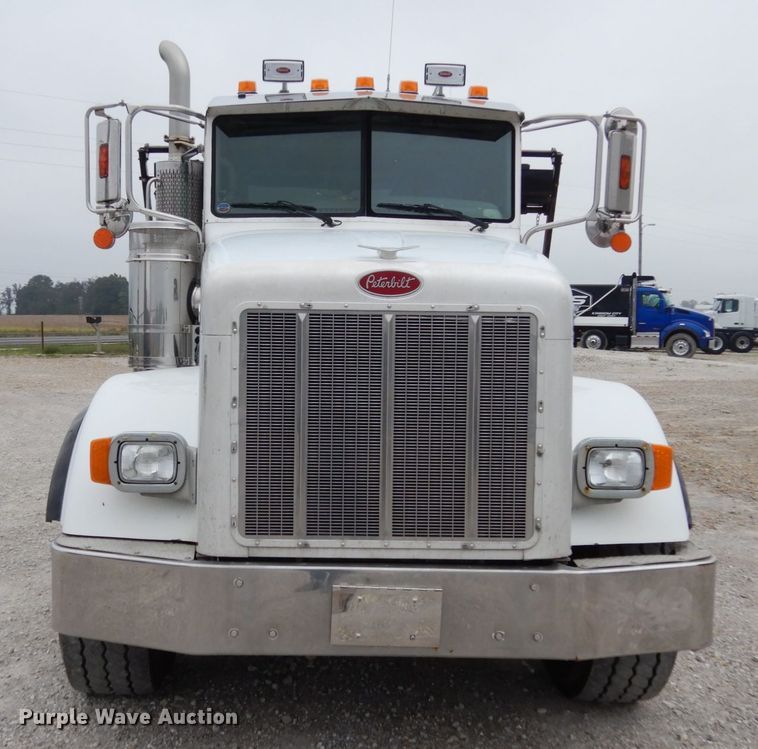 image for item KI9474 2007 Peterbilt 357  hook lift truck
