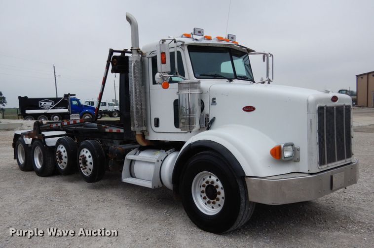 image for item KI9474 2007 Peterbilt 357  hook lift truck