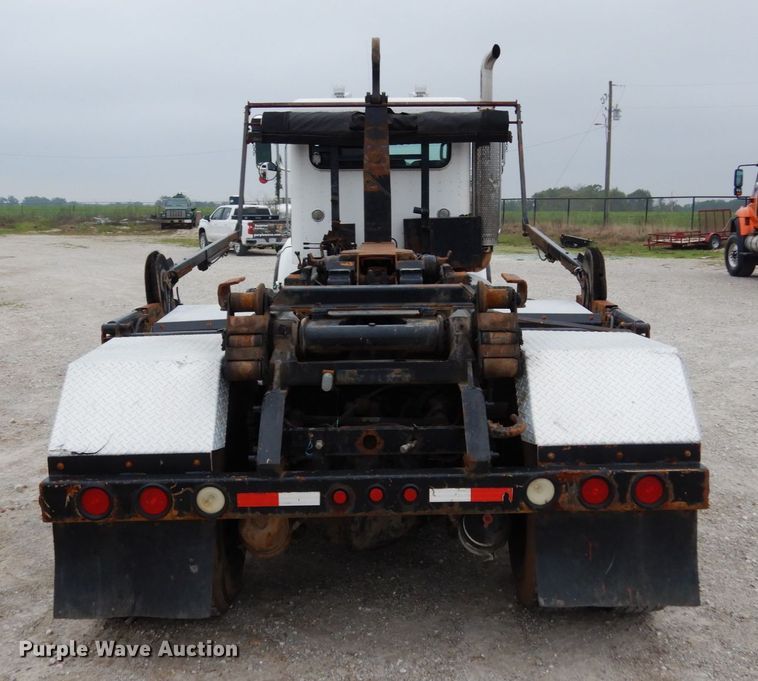 image for item KI9474 2007 Peterbilt 357  hook lift truck