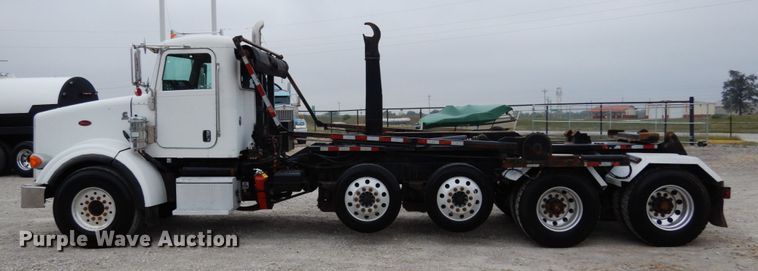 image for item KI9474 2007 Peterbilt 357  hook lift truck