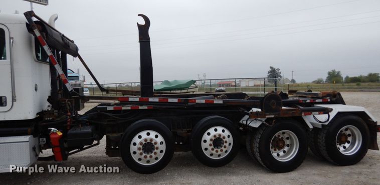image for item KI9474 2007 Peterbilt 357  hook lift truck