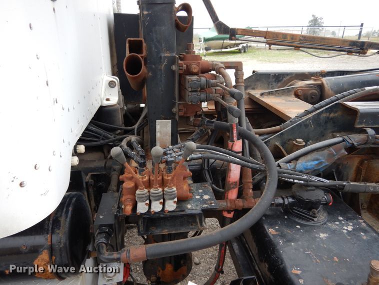 image for item KI9474 2007 Peterbilt 357  hook lift truck