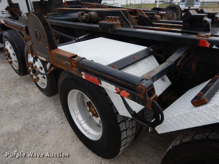 image for item KI9474 2007 Peterbilt 357  hook lift truck