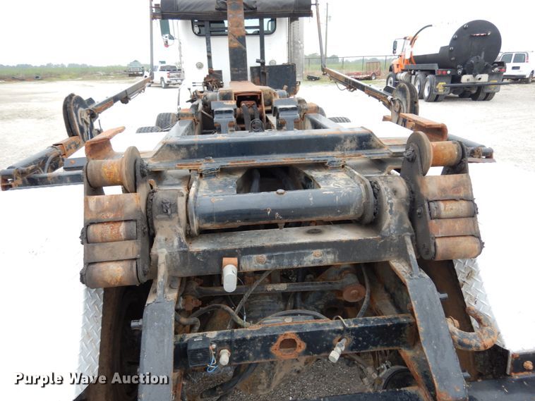 image for item KI9474 2007 Peterbilt 357  hook lift truck