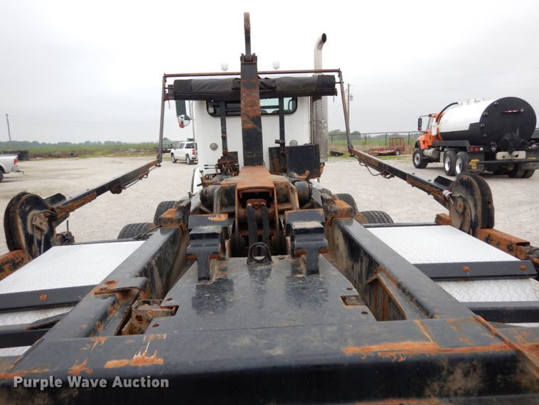image for item KI9474 2007 Peterbilt 357  hook lift truck