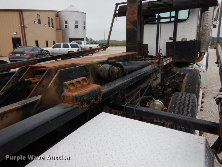 image for item KI9474 2007 Peterbilt 357  hook lift truck