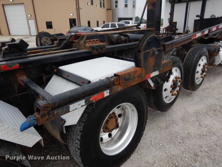image for item KI9474 2007 Peterbilt 357  hook lift truck