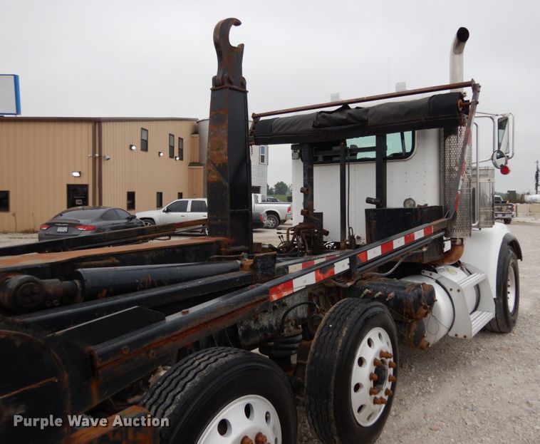image for item KI9474 2007 Peterbilt 357  hook lift truck
