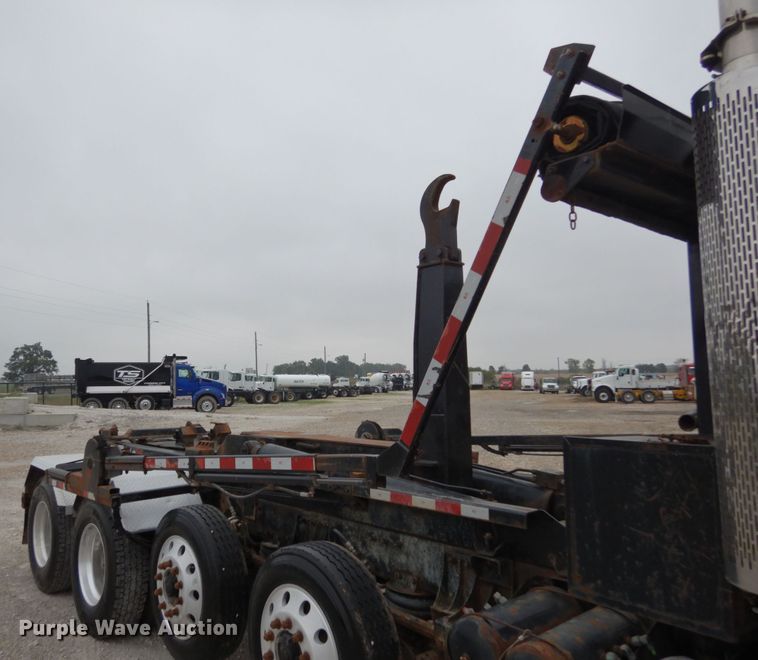 image for item KI9474 2007 Peterbilt 357  hook lift truck