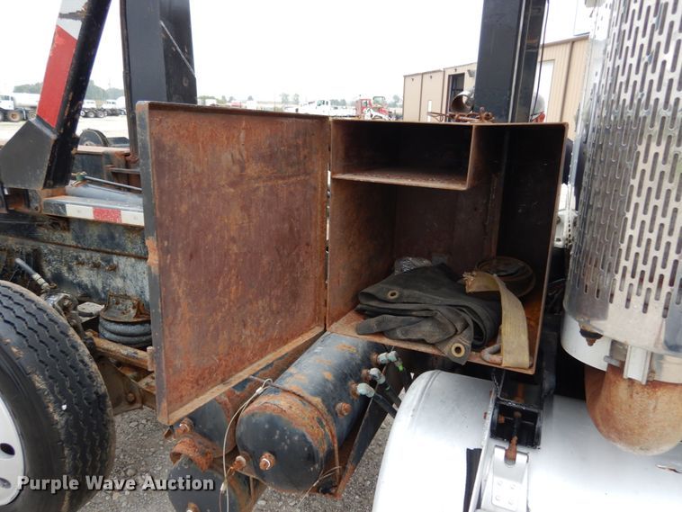 image for item KI9474 2007 Peterbilt 357  hook lift truck